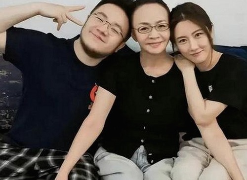 明星翻车背后的情绪变化：从态度到影响的深度解读