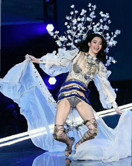 最新娱乐热点：某明星绯闻事件引发热议！